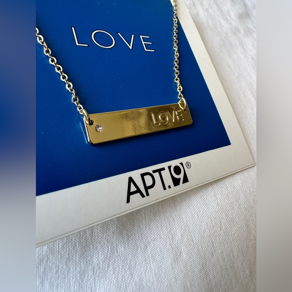 Gold bar pendant necklace